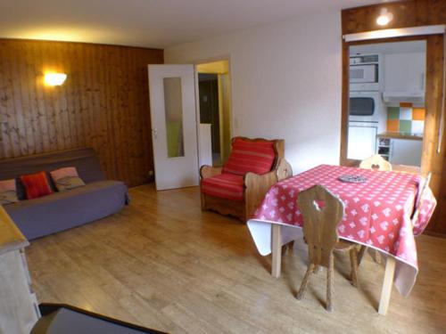 un salon avec une table et un canapé dans l'établissement Charmant T2 près de la patinoire de Samoëns - Balcon Sud, Animaux admis - FR-1-629-70, à Samoëns