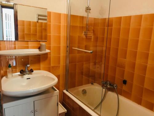 een badkamer met een wastafel, een douche en een bad bij Appartement Samoëns, 2 pièces, 6 personnes - FR-1-629-16 in Samoëns