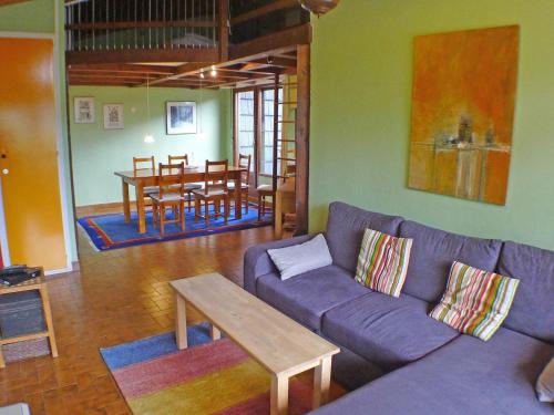 un salon avec un canapé et une table dans l'établissement Appartement lumineux avec mezzanine, balcon et garage, au cœur de Samoëns - FR-1-629-53, à Samoëns