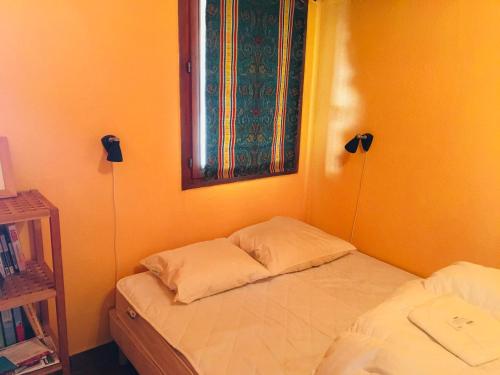 - une petite chambre avec un lit et une fenêtre dans l'établissement Appartement Samoëns, 2 pièces, 4 personnes - FR-1-629-53, à Samoëns