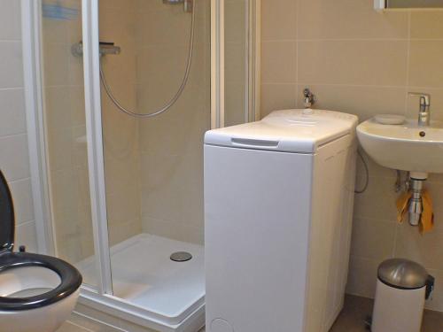 La salle de bains est pourvue d'une douche, de toilettes et d'un lavabo. dans l'établissement Appartement Samoëns, 2 pièces, 4 personnes - FR-1-629-53, à Samoëns