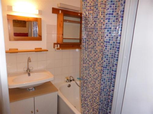 une salle de bain avec un lavabo et une douche dans l'établissement Studio cosy au cœur de Samoëns - Résidence le Septimontain, proche commodités et ski bus - FR-1-629-66, à Samoëns