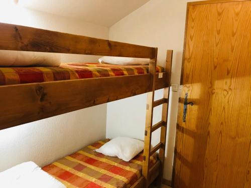 - 2 lits superposés dans un dortoir avec une échelle dans l'établissement Studio mansardé avec balcon, piscine et parking souterrain à Samoëns - FR-1-629-92, à Samoëns