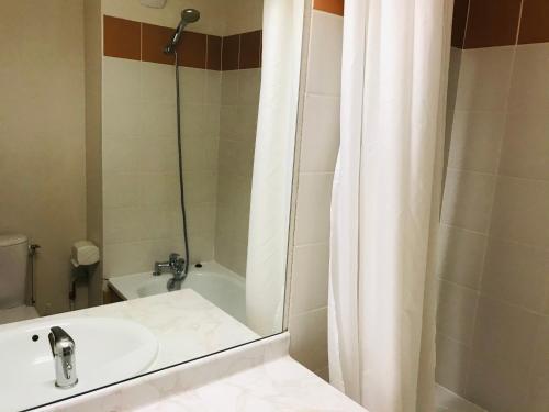 une salle de bain avec un lavabo et un rideau de douche dans l'établissement Studio mansardé avec balcon, piscine et parking souterrain à Samoëns - FR-1-629-92, à Samoëns