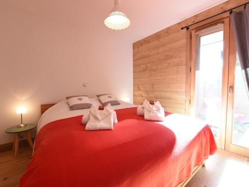 - une chambre avec un lit rouge et blanc et une fenêtre dans l'établissement Appartement 2P avec Terrasse et Parking au Centre de Samoëns - FR-1-629-93, à Samoëns