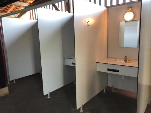 bagno con lavandino e specchio di Camping Le Mondou a Saint-Julien-de-Lampon