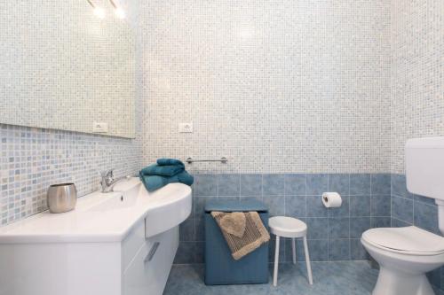 y baño con lavabo, aseo y espejo. en RESIDENCE FERRARI, en Torre San Giovanni