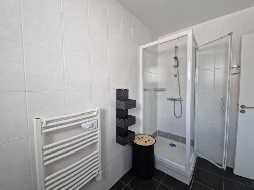 ein weißes Bad mit einer Dusche und einem WC in der Unterkunft Nice apartment 50m from the beach with balcony and parking, Pléneuf-Val-André in Pléneuf-Val-André