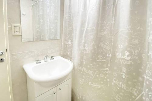 baño con lavabo y cortina de ducha en CORD0306 Studio en el centro de Bs As a Mts del Obelisco en Buenos Aires