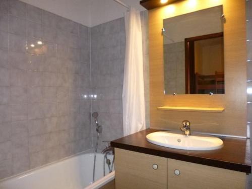 une salle de bain avec un lavabo, une douche et une baignoire dans l'établissement Studio cosy avec balcon, 4 pers, Brides-les-Bains, WIFI, parking couvert, animaux bienvenus - FR-1-512-85, à Brides-les-Bains