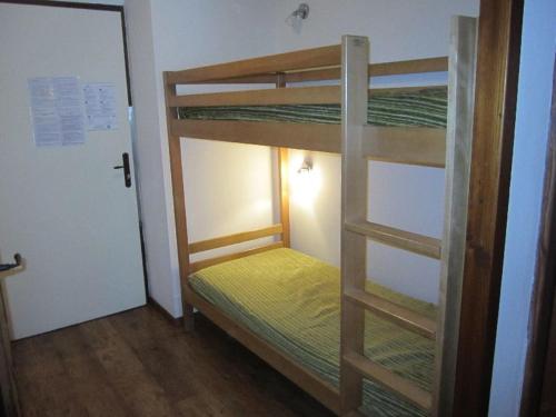 - une petite chambre avec des lits superposés et une échelle dans l'établissement Studio cosy avec balcon, 4 pers, Brides-les-Bains, WIFI, parking couvert, animaux bienvenus - FR-1-512-85, à Brides-les-Bains