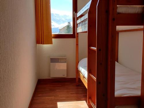 a room with two bunk beds and a window at Appartement Le Dévoluy, 4 pièces, 8 personnes - FR-1-504-427 in Superdevoluy