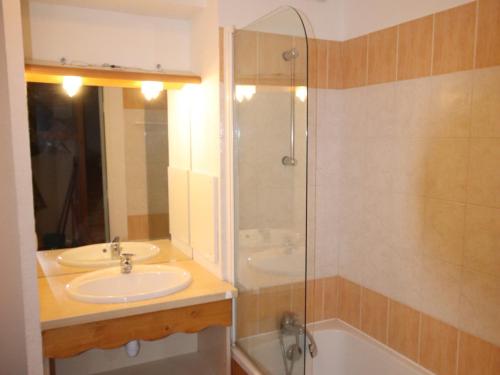 een badkamer met een wastafel en een douche bij Appartement Le Dévoluy, 4 pièces, 8 personnes - FR-1-504-429 in Superdevoluy