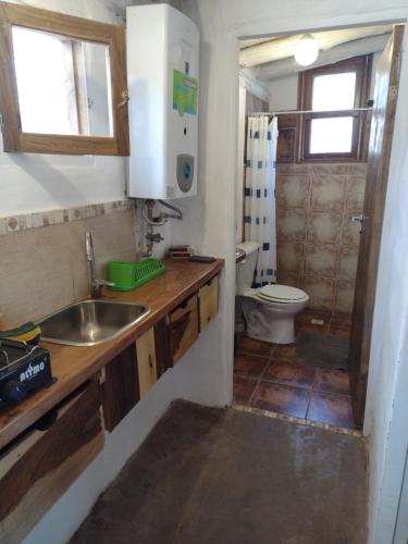 Baño pequeño con lavabo y aseo en Ruka Antu en La Paz