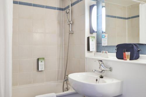 Ein Badezimmer in der Unterkunft Kyriad Direct Epinal