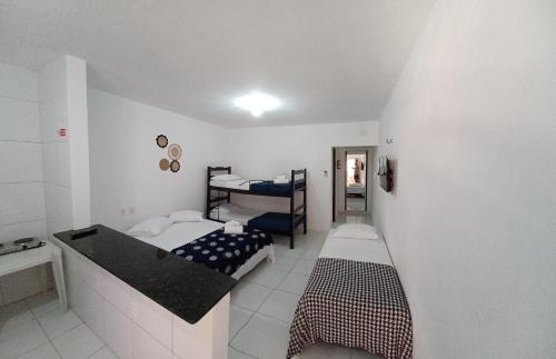 sypialnia z 2 łóżkami piętrowymi i umywalką w obiekcie Manitu Flat Canoa Quebrada w mieście Canoa Quebrada