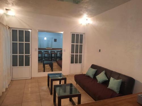 - un salon avec un canapé et une table dans l'établissement Casa Machtiani, à Xicotepec de Juárez