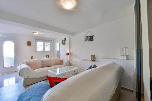 uma sala de estar com um sofá e uma mesa em Apartment Rio by vamdays em Moraira