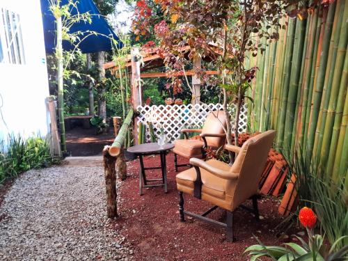 d'un jardin avec des chaises, une table et une clôture. dans l'établissement Casa Machtiani, à Xicotepec de Juárez