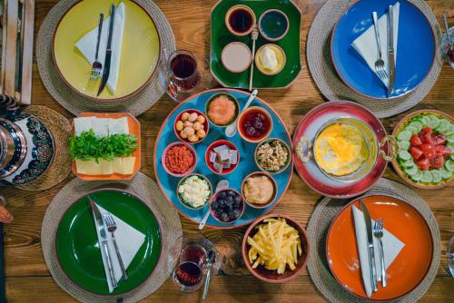 ネヴシェヒルにあるBabili Cappadocia Caveの食べ物の皿が置かれた木製のテーブル