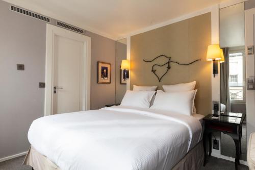 パリにあるラ ヴィラ マダムのベッドルーム(白い枕の大型ベッド1台付)