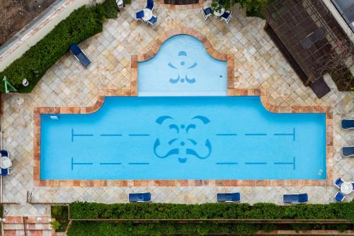 una vista aérea de una piscina con un cartel azul en Flat no estilo! 14 andar, AC, Piscina, Academia, en São Paulo