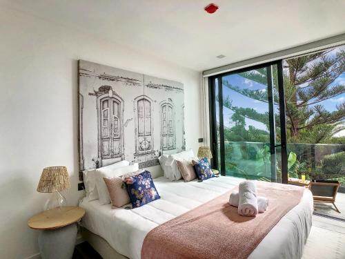 1 dormitorio con 1 cama grande y ventana grande en Casa Erbozeta by LovelyStay en Funchal