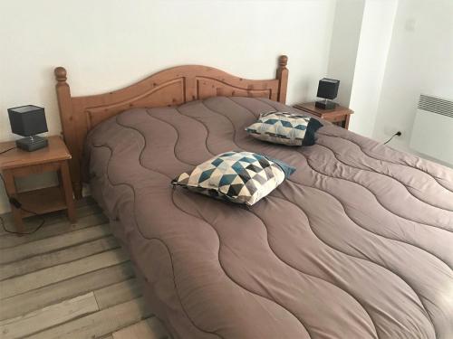 ル・デヴォリュイにあるChalet 3 pièces pour 7 personnes avec parking et animaux admis - FR-1-504-75の大型ベッド1台(枕2つ付)が備わるベッドルーム1室を利用します。