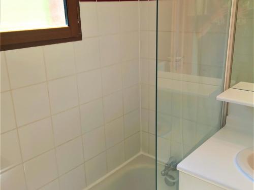 une douche avec une porte en verre à côté d'un lavabo dans l'établissement Chalet La Joue du Loup, 3 pièces, 7 personnes - FR-1-504-78, à Saint-Étienne-en-Dévoluy