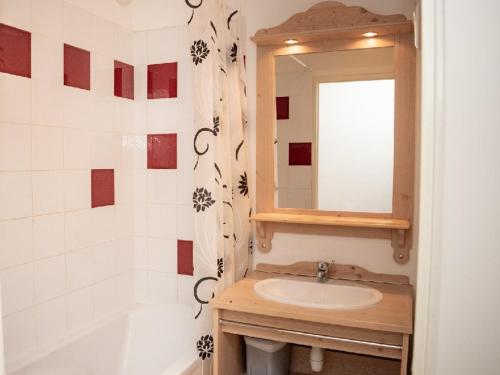 La salle de bains est pourvue d'un lavabo, d'un miroir et d'une baignoire. dans l'établissement Appartement Puy-Saint-Vincent, 3 pièces, 6 personnes - FR-1-504-145, à Puy-Saint-Vincent