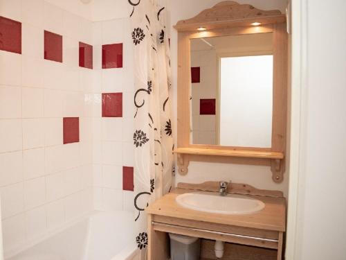 une salle de bain avec un lavabo, un miroir et une baignoire dans l'établissement Charmant appartement 3 pièces pour 6 personnes avec balcon proche des pistes à Puy-Saint-Vincent - FR-1-504-145, à Puy-Saint-Vincent