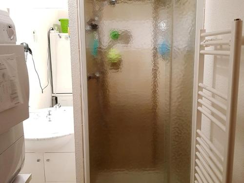 une douche avec une porte vitrée dans une salle de bain dans l'établissement Appartement rénové 3 pièces avec garage - La Joue du Loup - FR-1-504-158, à Saint-Étienne-en-Dévoluy