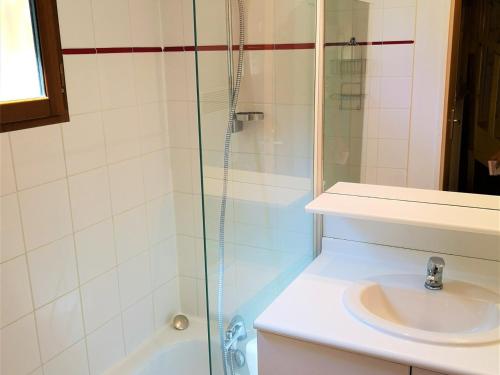 une salle de bain avec douche et lavabo dans l'établissement Chalet Duplex 3 Pièces à La Joue du Loup - 7 Pers, Parking Gratuit, Animaux Acceptés - FR-1-504-97, à Saint-Étienne-en-Dévoluy