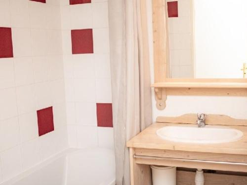 ein Badezimmer mit einem Waschbecken und einer Badewanne in der Unterkunft Appartement Puy-Saint-Vincent, 2 pièces, 6 personnes - FR-1-504-170 in Puy-Saint-Vincent