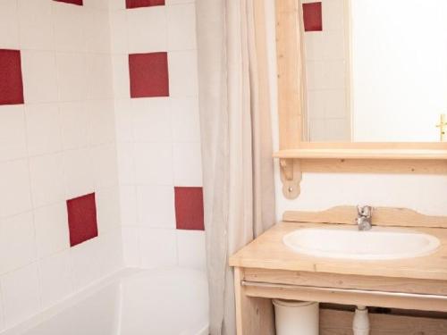 une salle de bain avec un lavabo et une baignoire dans l'établissement Appartement 2 Pièces pour 6 Personnes avec Balcon à 300m des Pistes - Résidence Les Gentianes - FR-1-504-170, à Puy-Saint-Vincent