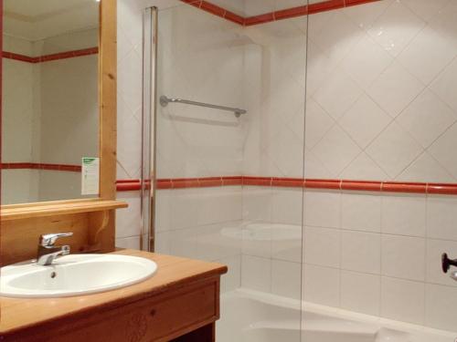 une salle de bain avec un lavabo et une douche en verre dans l'établissement Grand studio cabine avec balcon pour 6 à Pra Loup 1500 - FR-1-504-173, à Uvernet