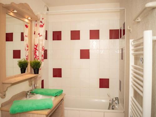 La salle de bains est pourvue d'une baignoire et d'un lavabo. dans l'établissement Studio Puy-Saint-Vincent, 1 pièce, 4 personnes - FR-1-504-228, à Puy-Saint-Vincent