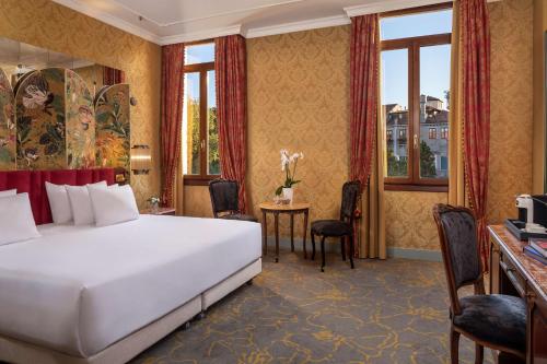 a hotel room with a bed and a desk at NH Collection Grand Hotel Palazzo Dei Dogi in Venice