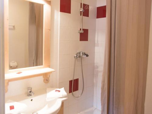 y baño con ducha, aseo y lavamanos. en Appartement Puy-Saint-Vincent, 2 pièces, 4 personnes - FR-1-504-260, en Puy-Saint-Vincent