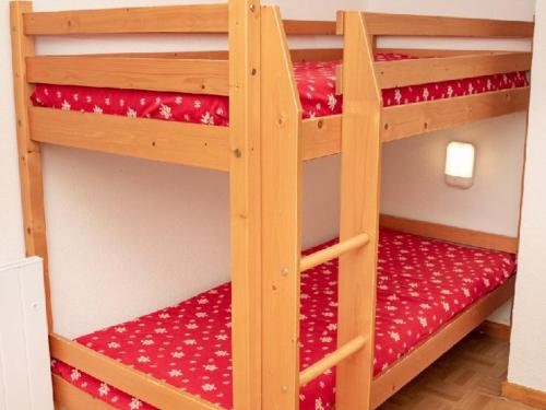 En eller flere senge i et værelse på Studio 4 Pers avec Balcon et Local Ski à Puy-Saint-Vincent - FR-1-504-303