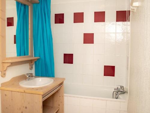 Et badeværelse på Studio 4 Pers avec Balcon et Local Ski à Puy-Saint-Vincent - FR-1-504-303