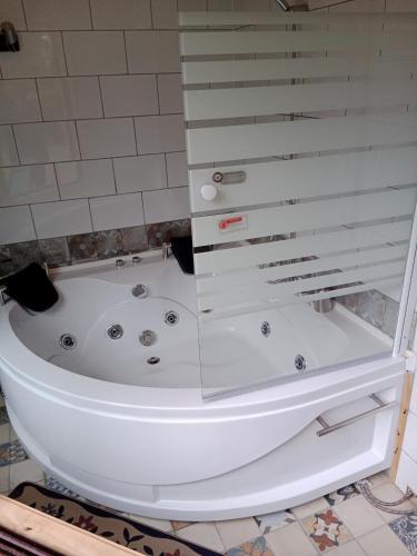 a white bath tub in a bathroom at Willipeuma in Yutuy