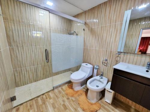 y baño con ducha, aseo y lavamanos. en agradable espanciosa casa de 3 habitaciones 3 bano, en La Ciénaga