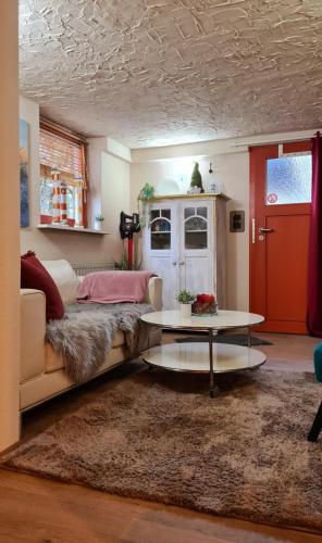 a living room with a couch and a table at Ferienwohnung im Garten Eden in Grünberg