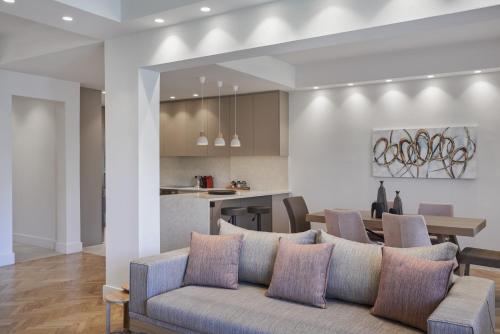 salon z kanapą i kuchnią w obiekcie Urban Heights 3BD Apt, next to Hilton w Atenach