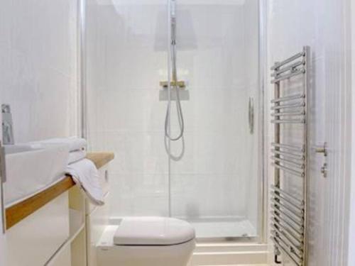 Mole Hole في توسيستر: حمام مع دش ومرحاض ومغسلة