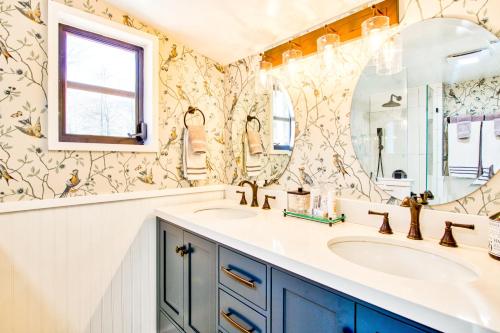 een badkamer met 2 wastafels en een grote spiegel bij Cannon Cottage A in Montreat