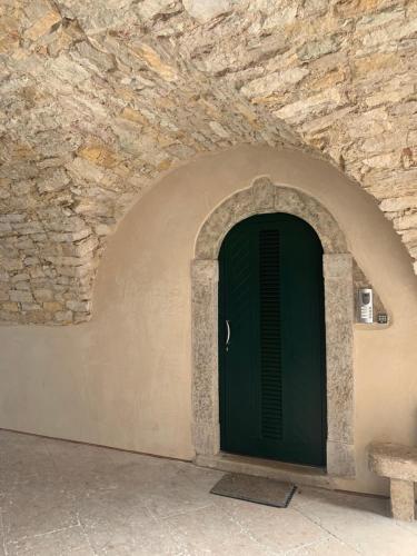 カステッレット・ディ・ブレンゾーネにあるCasa Italiaの石造りの建物の緑の扉