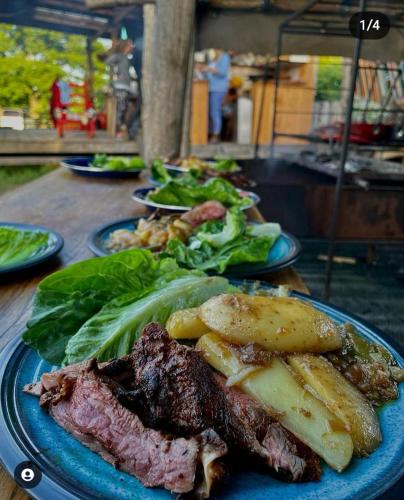 キャンプ場の敷地内または近くでの食事または食べ物