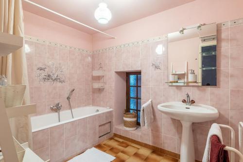 une salle de bain avec un lavabo, une baignoire et des toilettes dans l'établissement L'Espedes, à Ruoms